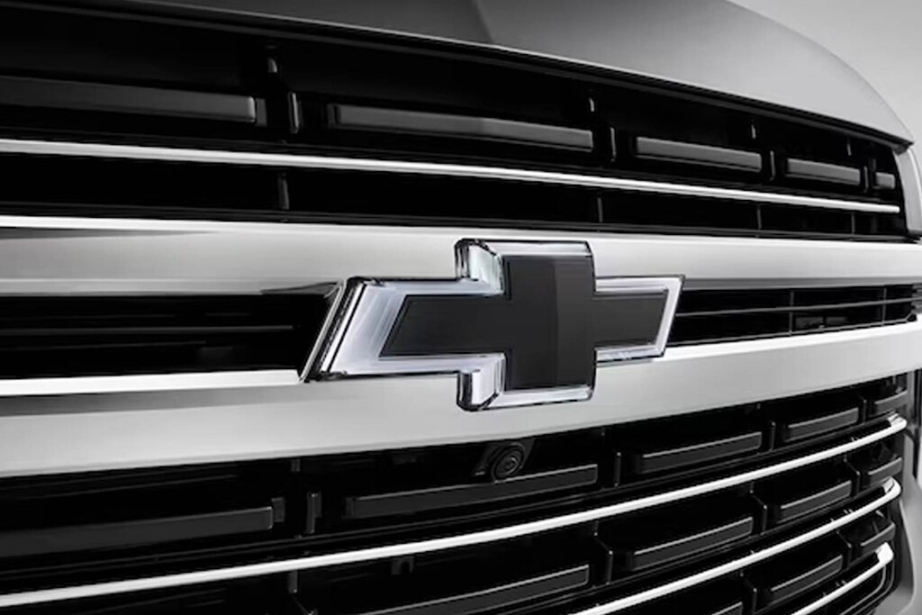 Emblema delantero Chevrolet iluminado en negro para Suburban 2024