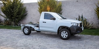 Chevrolet S10 Max 2025, versión chasis, pickup con rines de aleación en aluminio de 16 pulgadas y faros de halógeno