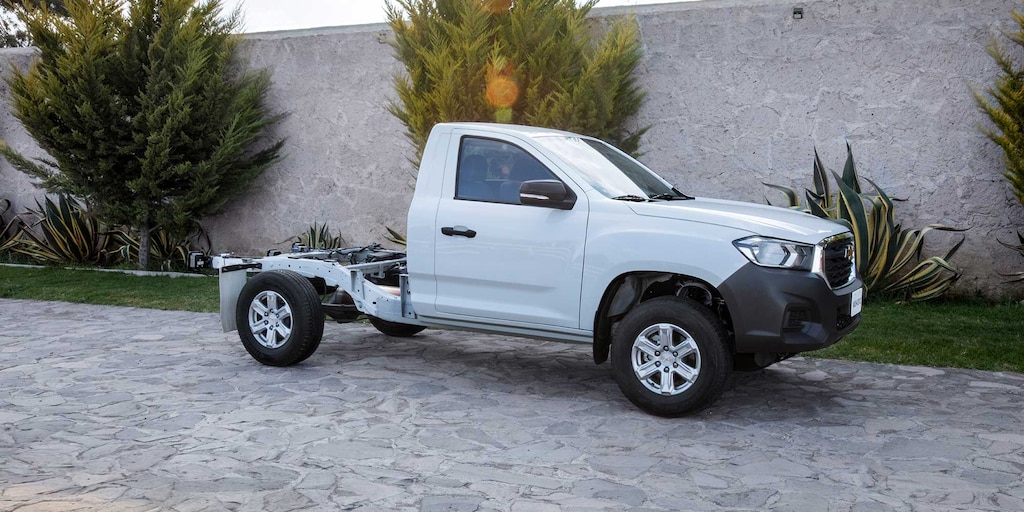 Chevrolet S10 Max 2025, versión chasis, pickup con rines de aleación en aluminio de 16 pulgadas y faros de halógeno